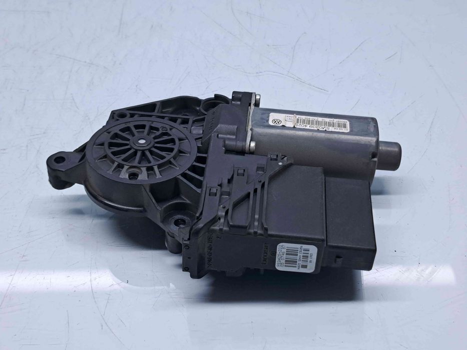Motoras geam dreapta spate Volkswagen Golf 5 Plus (5M1) [Fabr 2005-200