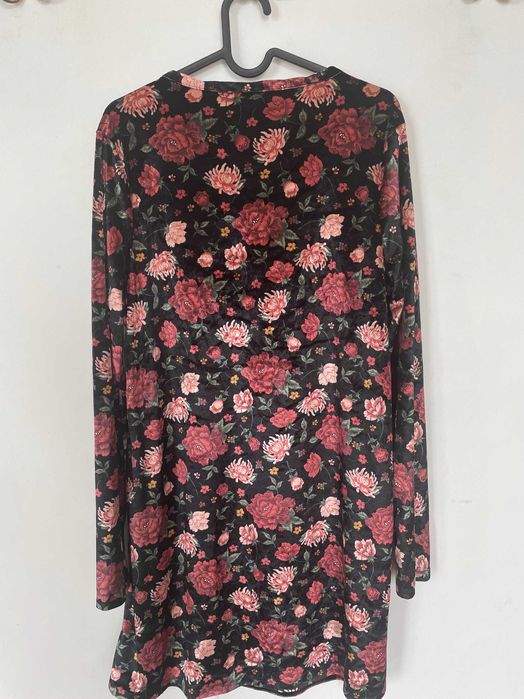 Красива велурена рокля на цветя размер M/L, като нова