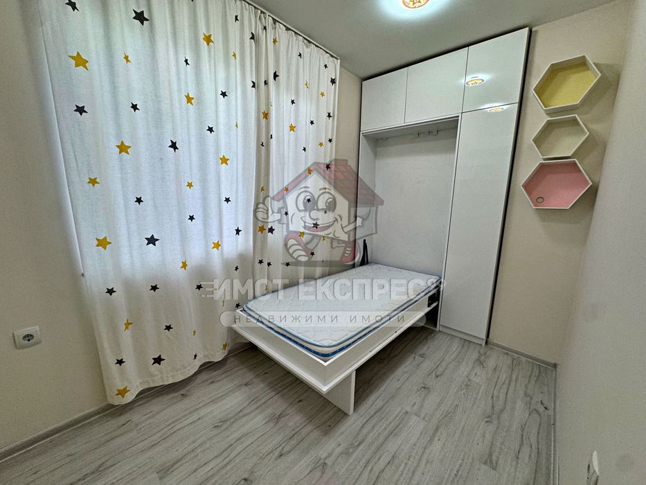 Тристаен обзаведен апартамент, под наем, за първи наематели, до гарата