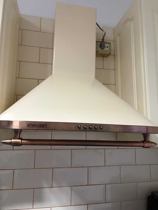 Vand mobila bucatarie,chiuveta si hota incluse in pret