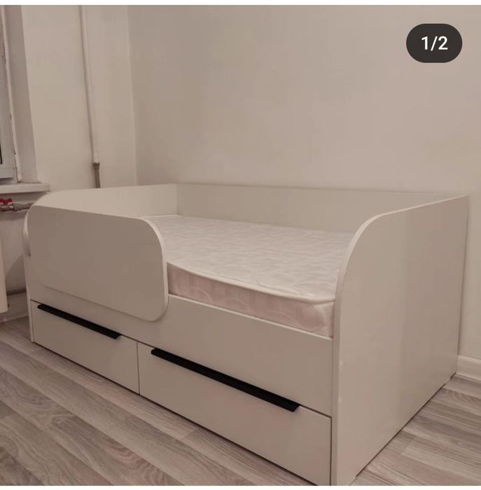 Рабочий стол и кровать