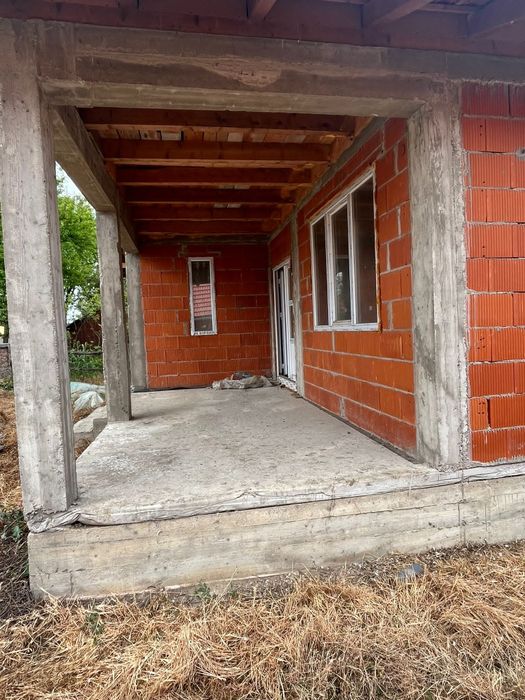 Casa de vanzare in rosu