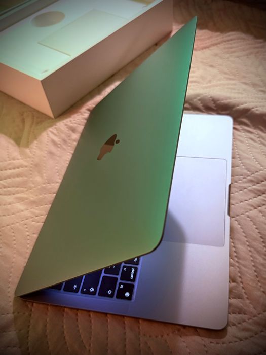 MacBook Pro M2 2022 • Като нов • Пълен комплект