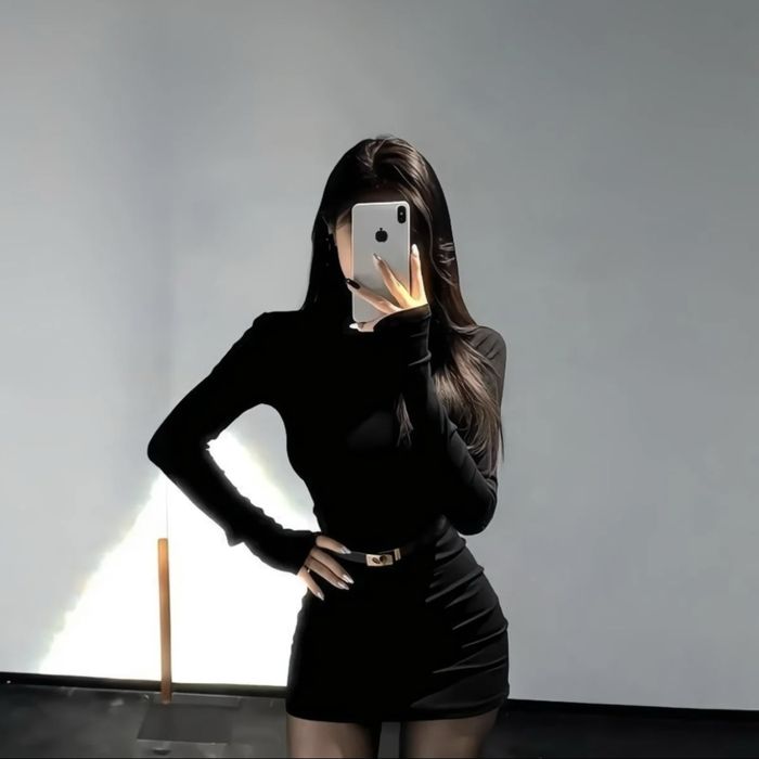 Чёрное облегающее платье с ремнём