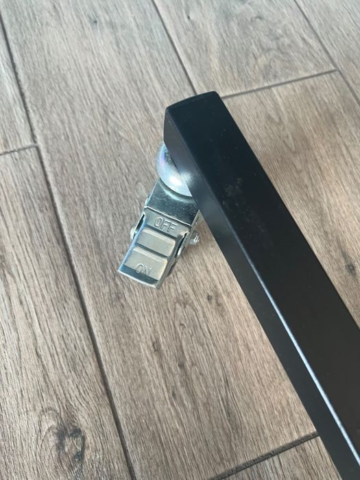 Stender metalic pliabil industria, cu extensie si doua niveluri, negru