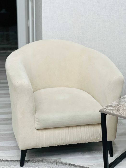 Комплекс диван кресла в подарок столик.