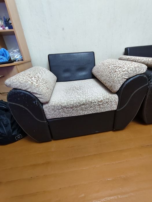 Продам угловой диван с креслом.