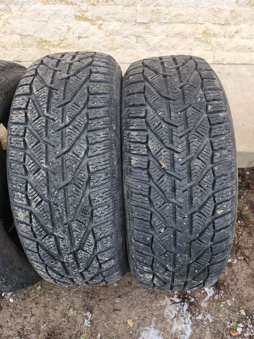Vând  2 cauciucuri 215 55 r16 iarna aproape noi