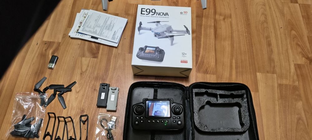 Drona cu telecomanda cu display