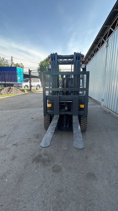 Вилочный погрузчик (кара)