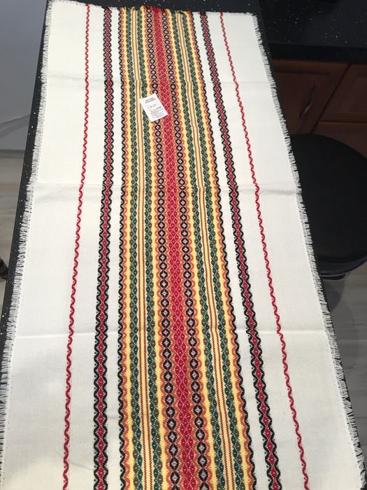 Вазички със сухи цветя и лот българска народна шевица