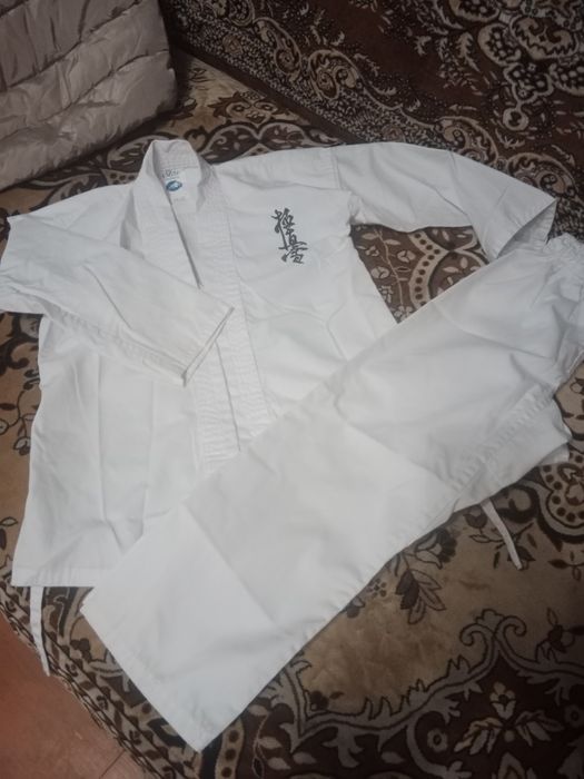 Продам кимоно для каратэ.