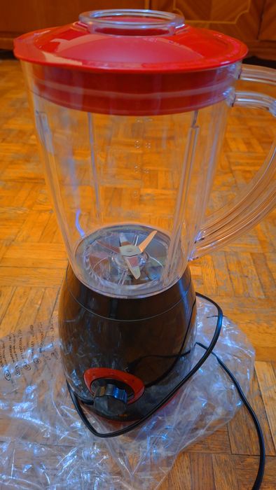 Vând Blender 600 W