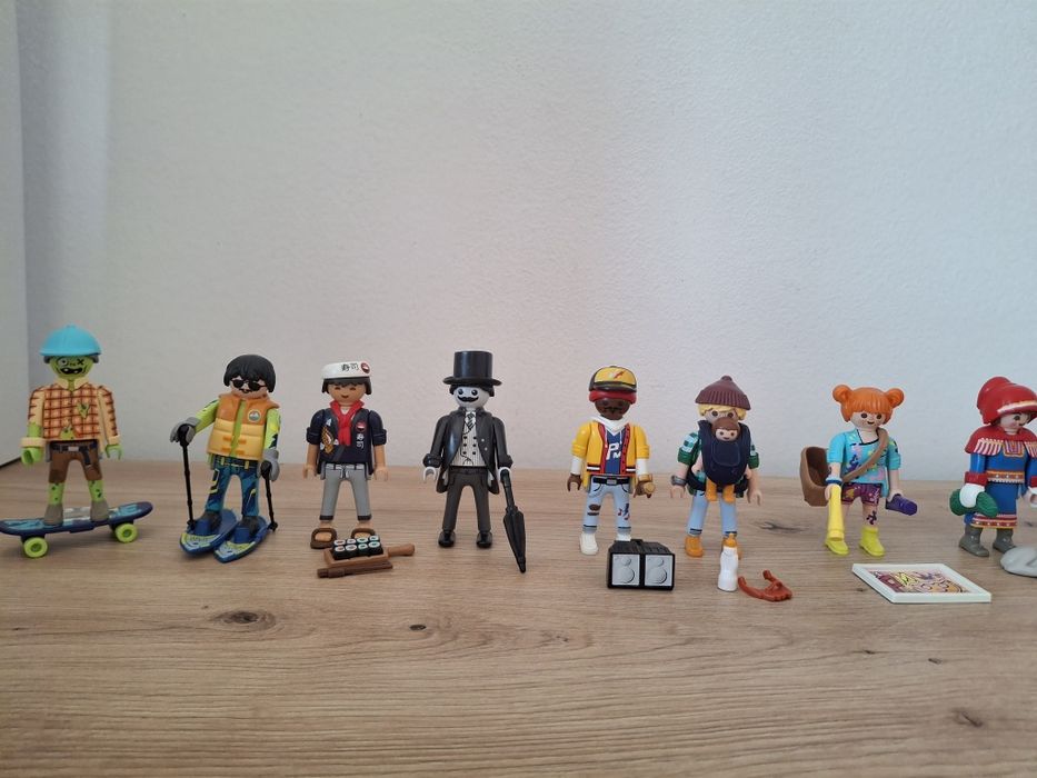 Vand lot cu 13  figurine Playmobil