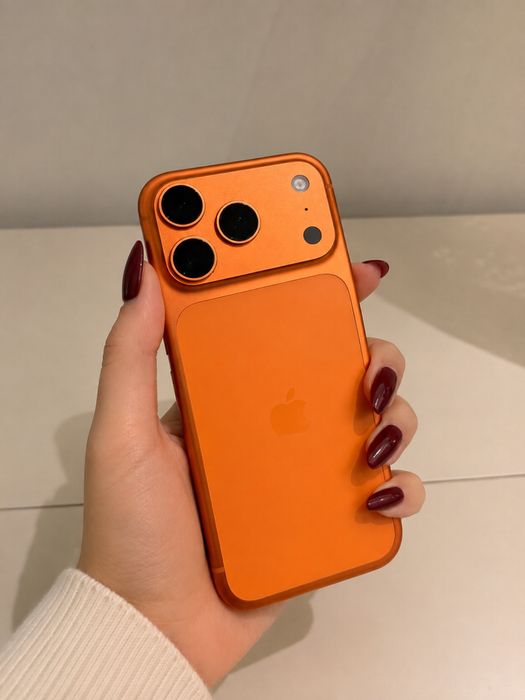 Продаю iPhone 17 Pro В оранжевом цвете