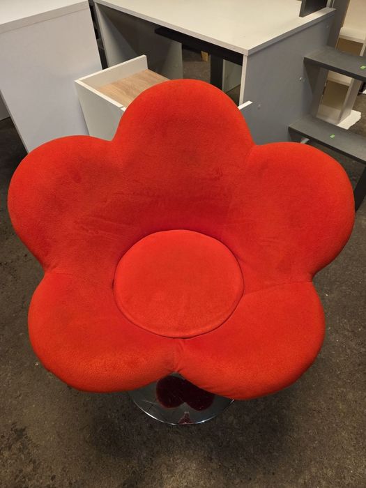 Бутикова табуретка във формата на цвете