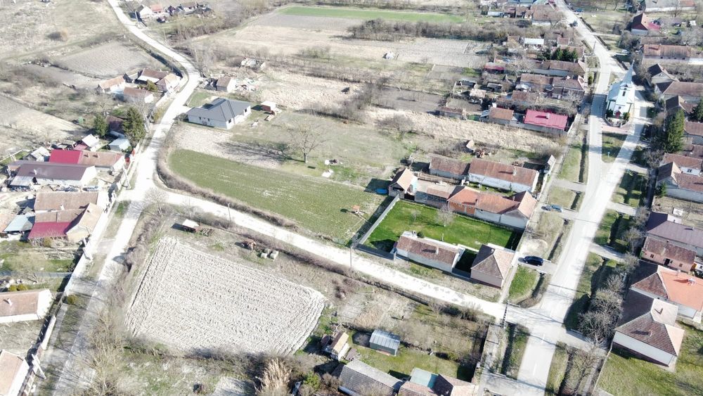 Vind 850 mp de teren în Niuved