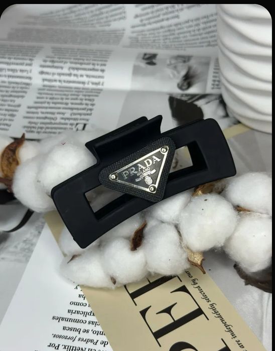 Крабик-заколка для волос в дизайне Prada.