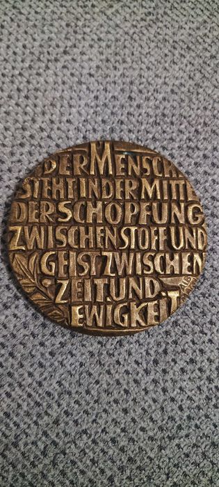 Продавам бронзов медальон 168 грама