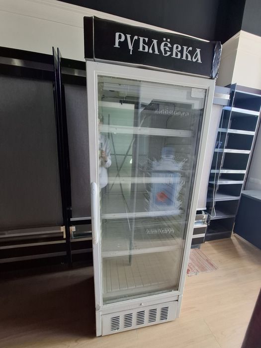 Витрина холодилниклар сотилади
