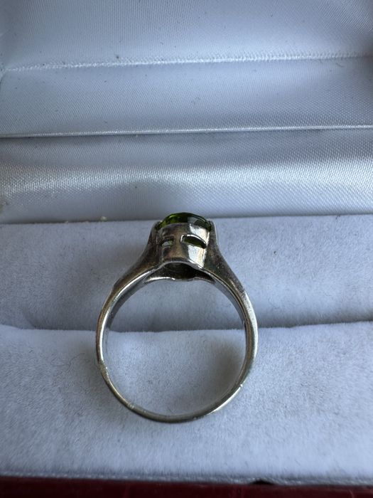 Inel din argint si peridot