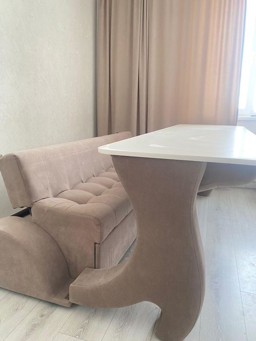 Диван и стол тайника нету раздвигается