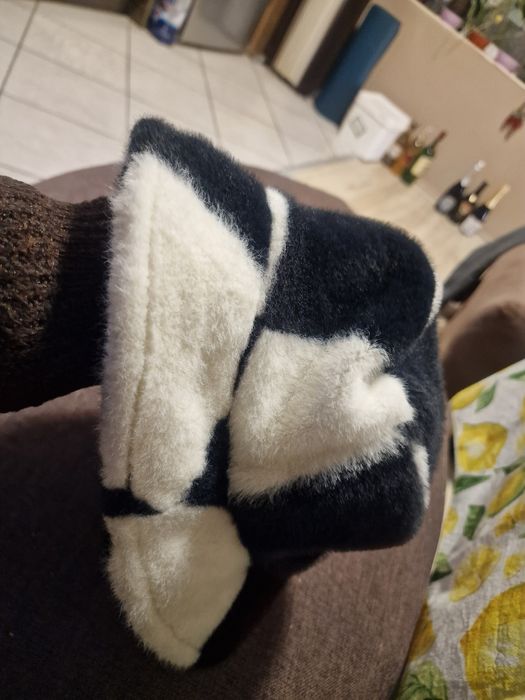 Дамска шапка идиотка