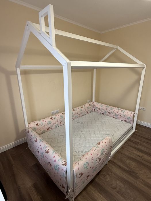 Pat tip Montessori casuta 200x140cm  Cu Saltea VitalCare cu două fețe de dormit
