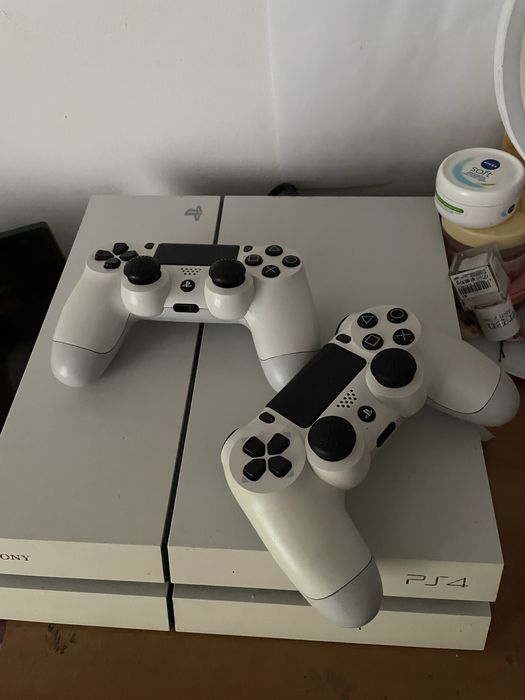 Продавам PlayStation 4