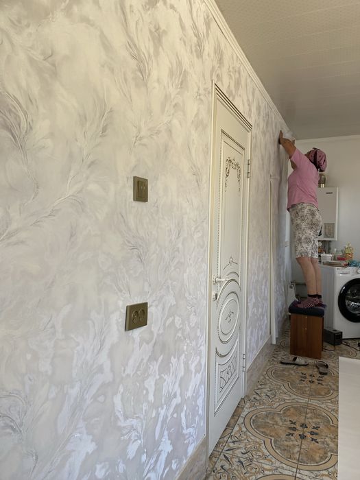 Поклейка обоев и покраска стены