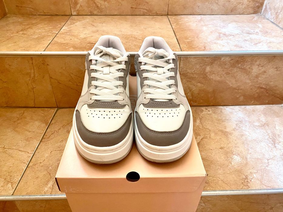 Дамски бели обувки