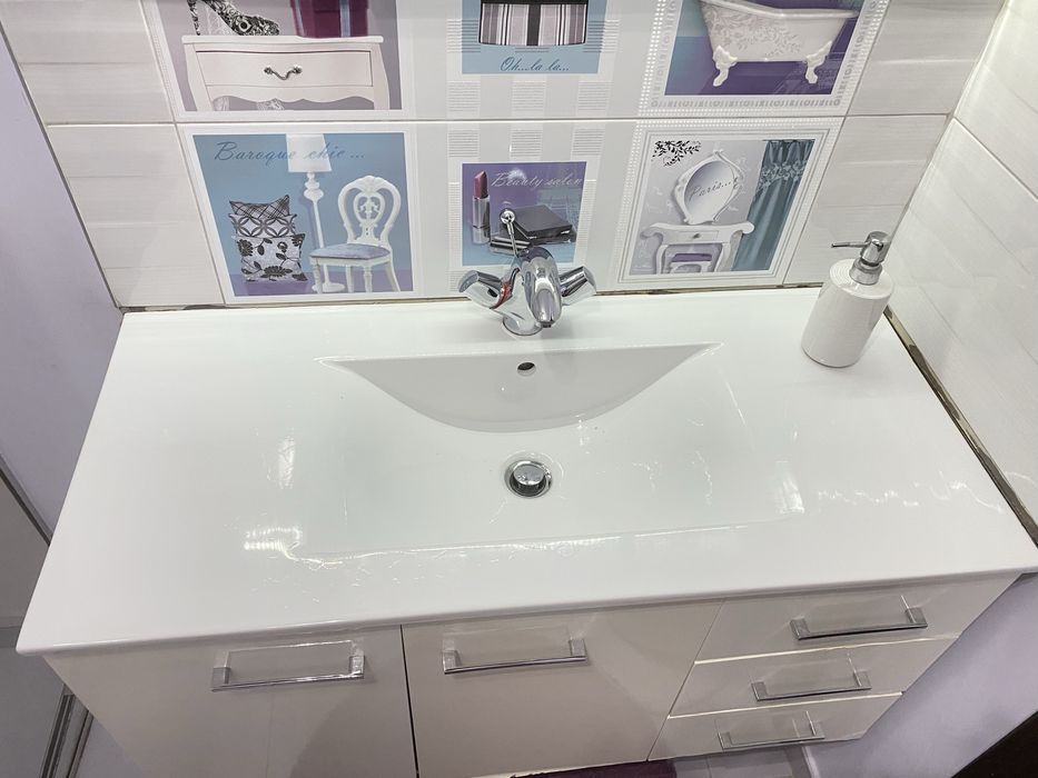 Комплект мебели за баня - долен шкаф с порцеланова мивка и горен шкаф