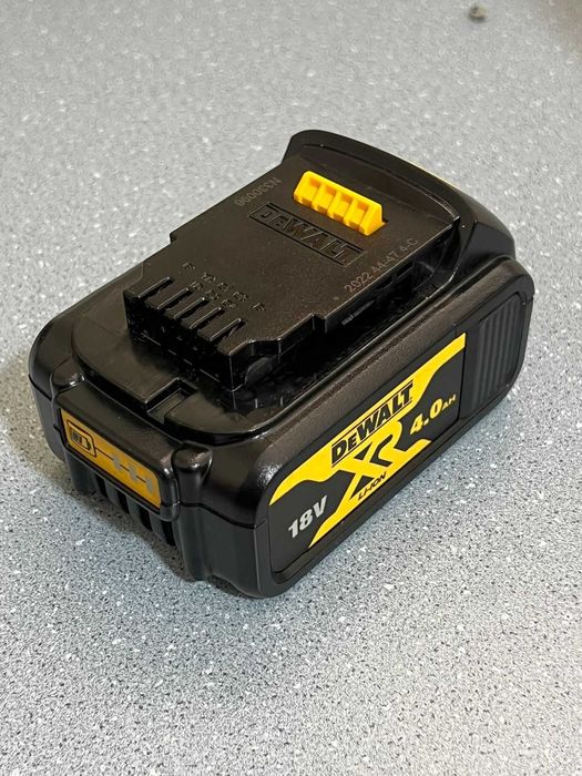 Аккумулятор 4Ah Dewalt Девольт DCB204