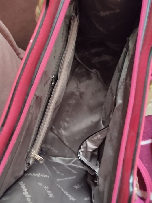 Сумки, манекены ног