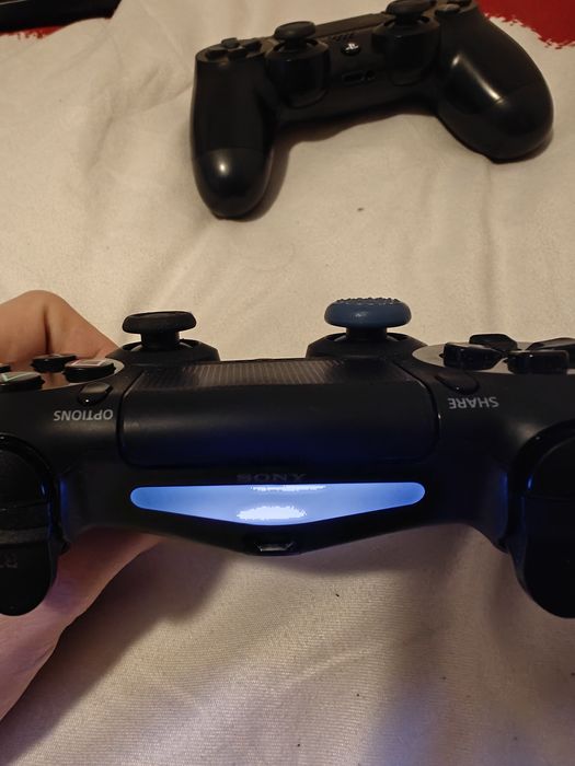 Vând Controllere ps4