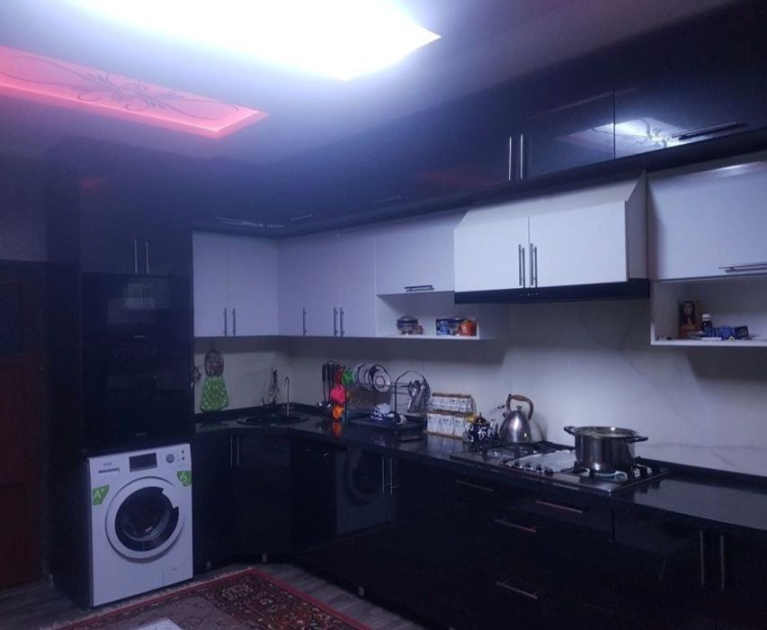 Навоий  Умид кургонида ховли срочно сотилади