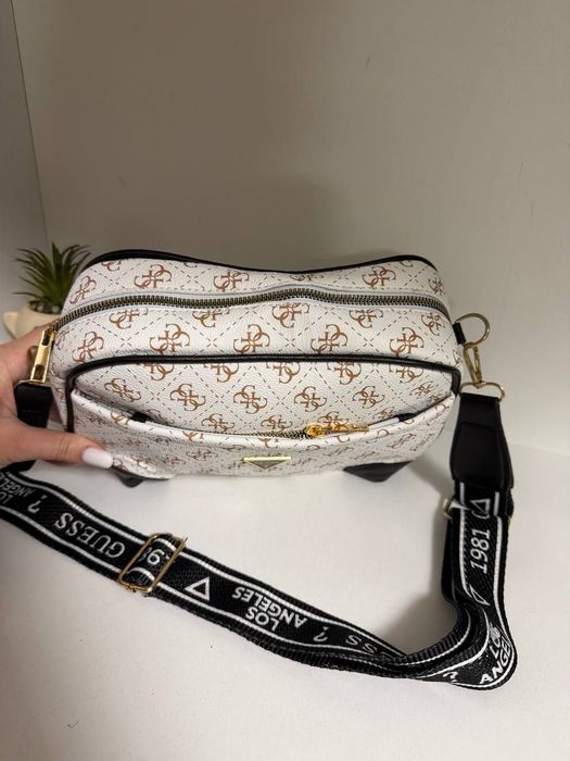 Geanta cu bretea Guess