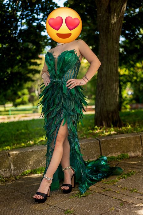Бална рокля в зелено с пера