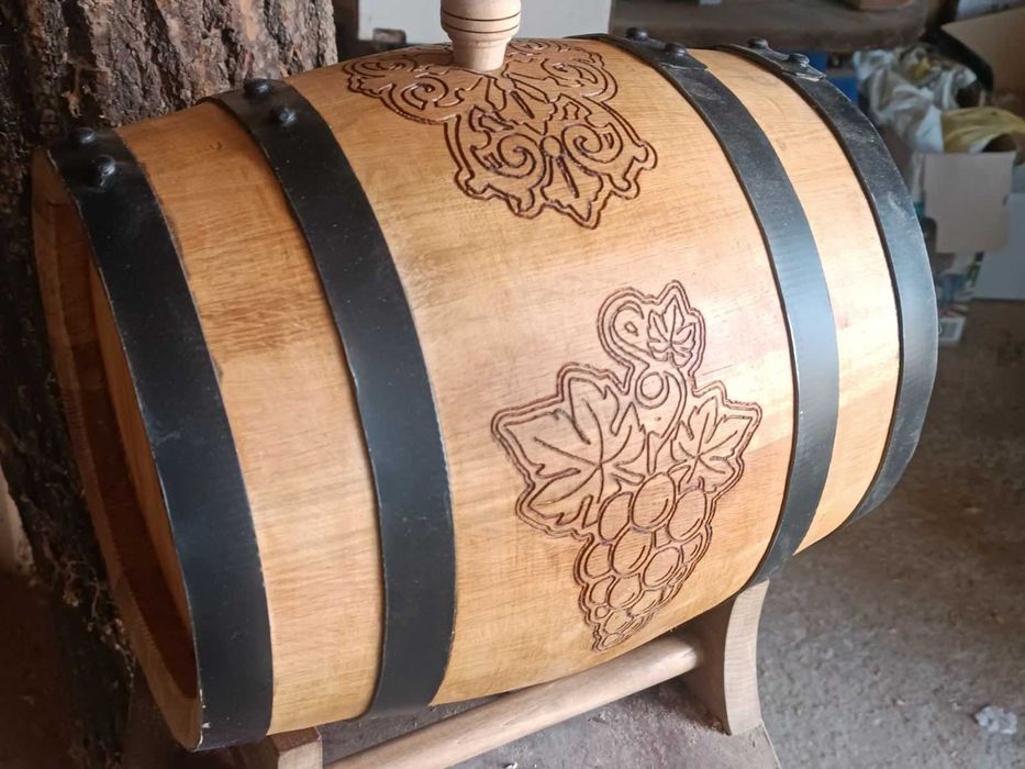 Буре с дърворезба за ракия