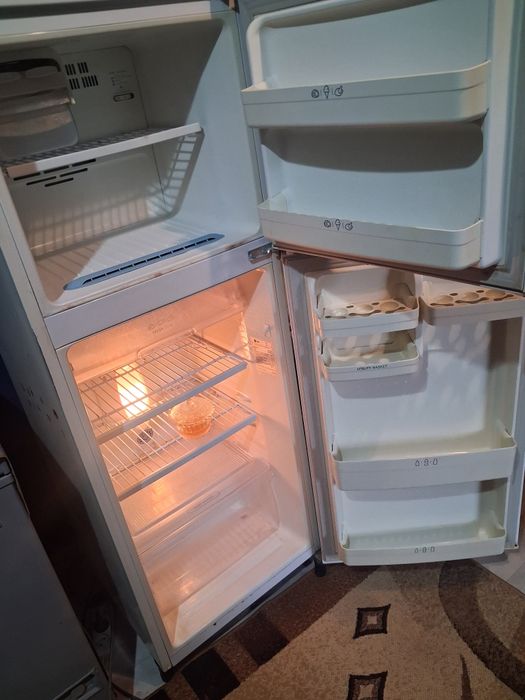 Продам отличныи холодильник эжы