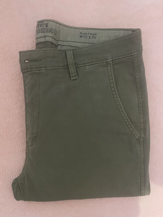Pantaloni levis chino