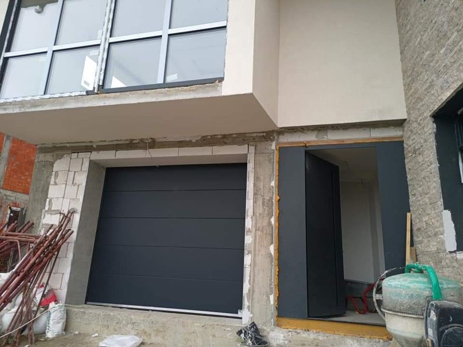 Usi de garaj gri antracit