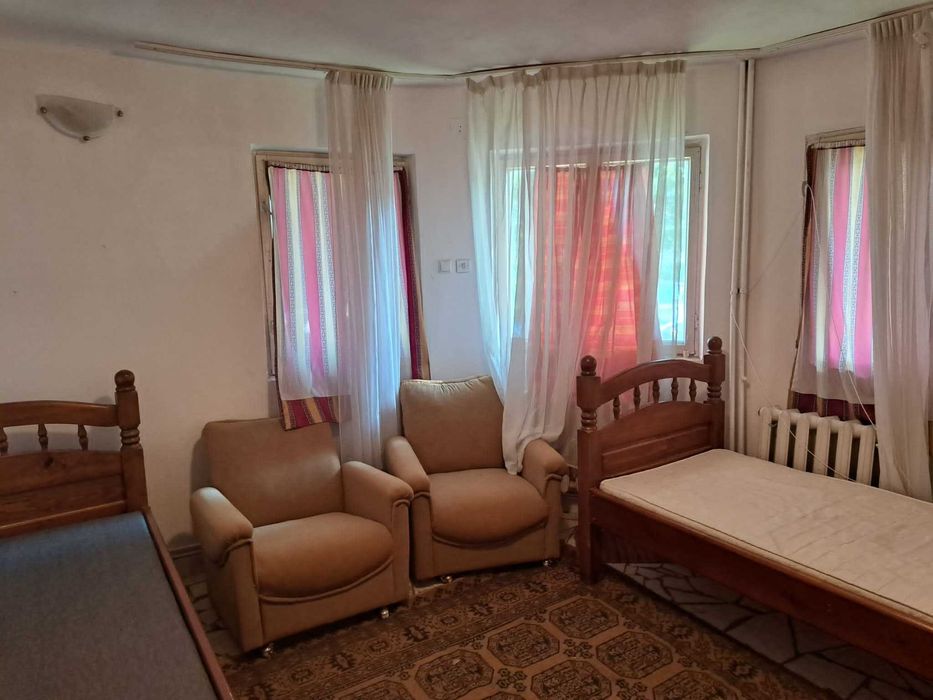 Inchiriez apartament cu 4 camere