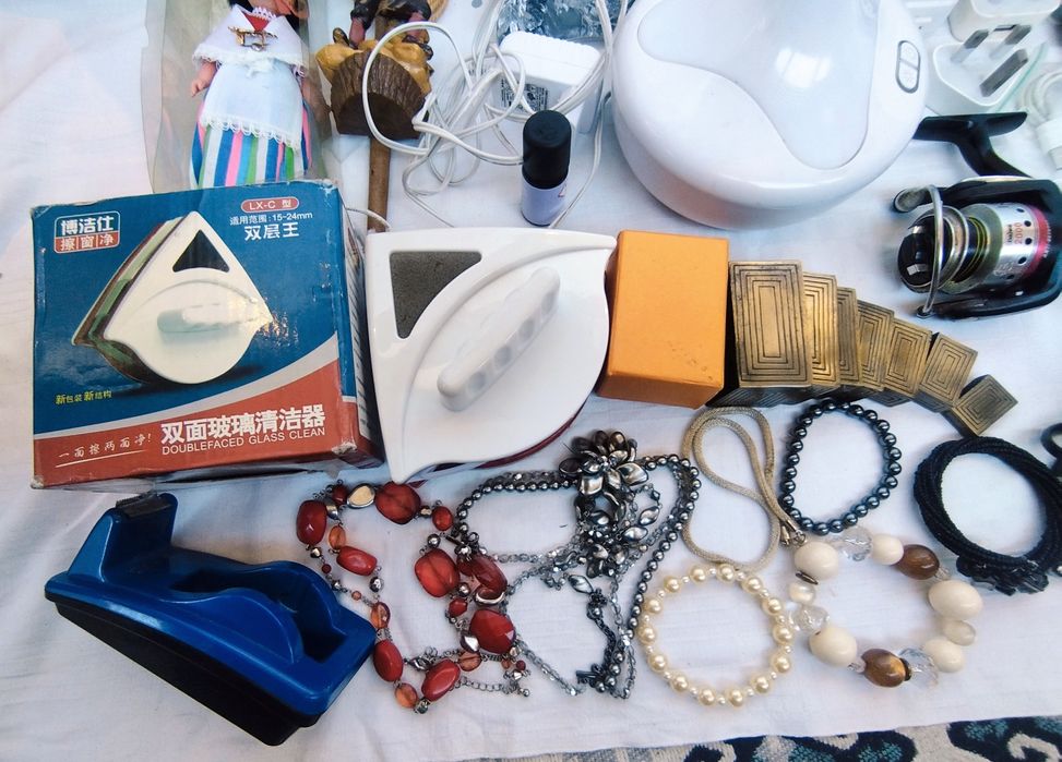 Lot obiecte vechi, decorațiuni, figurine, bancnote, brățări și coliere