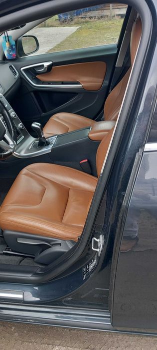 Volvo v60 2015 181cp
