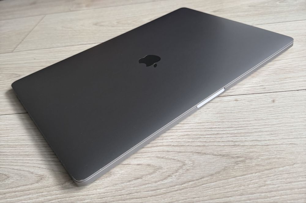 Apple MacBook Pro 16” 2019, i9, 16GB RAM, 1TB SSD, Touch Bar, Radeon Pro