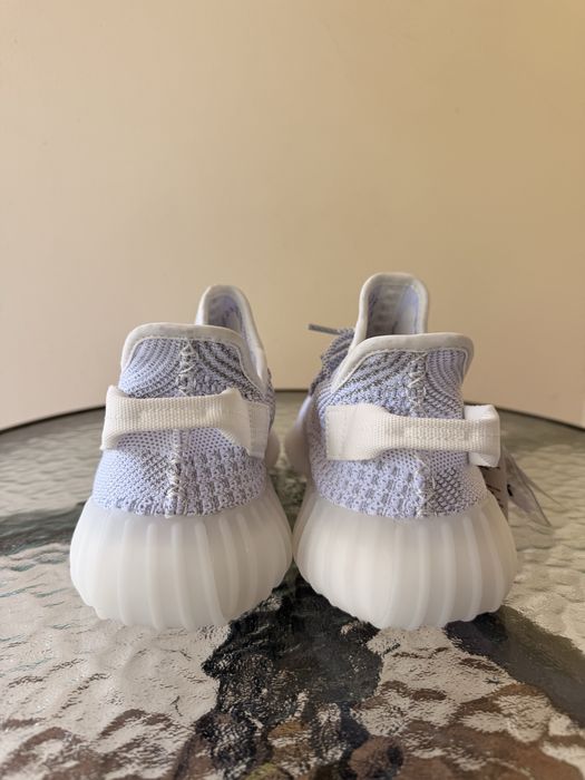 Yeezy 350 noi cu etichete