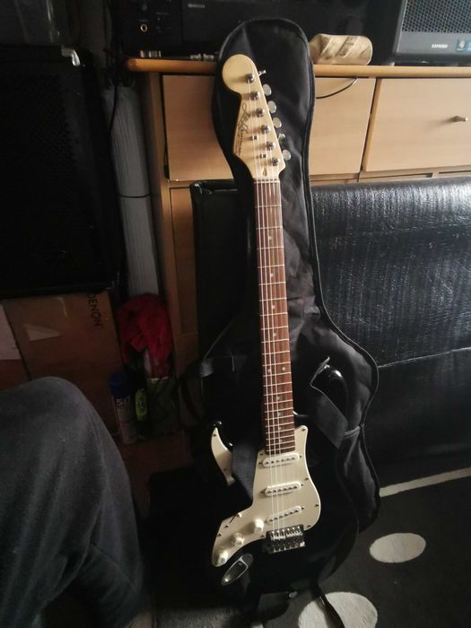 Китара с калъф и кубе