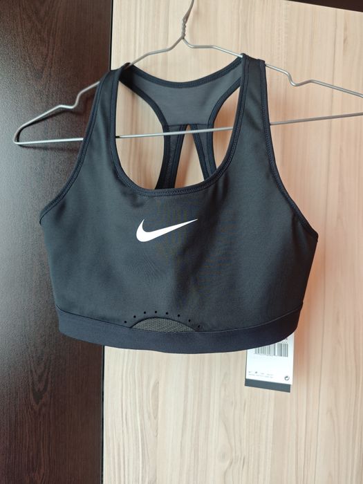 Нов спортен сутиен Nike