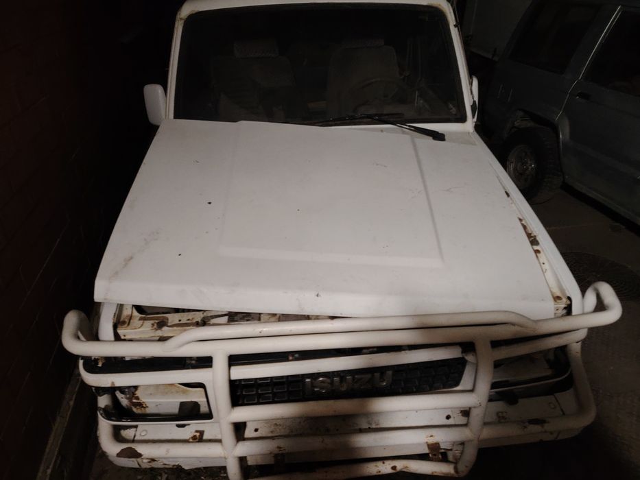 Продам капот от исузу трупер